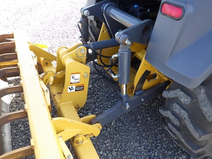 2019-deere-210l-image-23