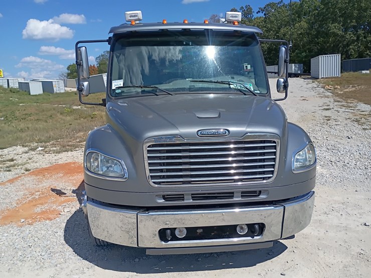 2007-freightliner-m2-106-image-14