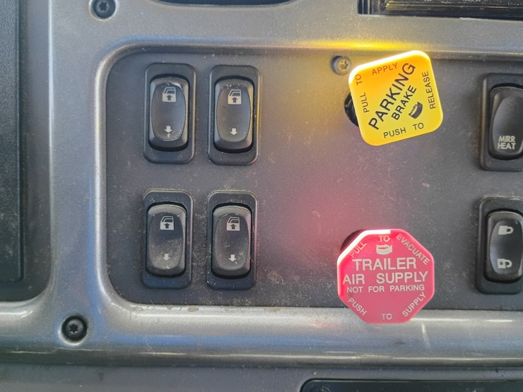 2007-freightliner-m2-106-image-52