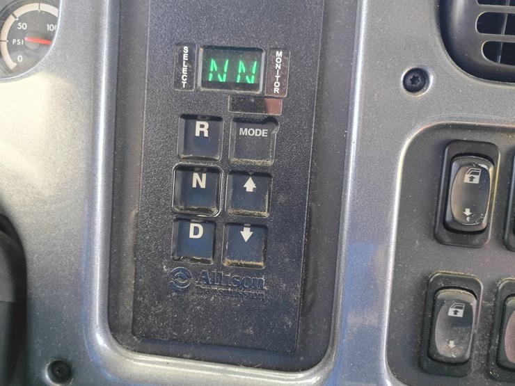2007-freightliner-m2-106-image-58