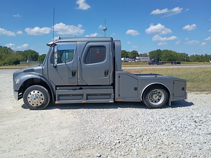 2007-freightliner-m2-106-image-3