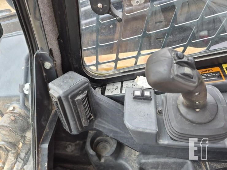2020-deere-330g-image-12
