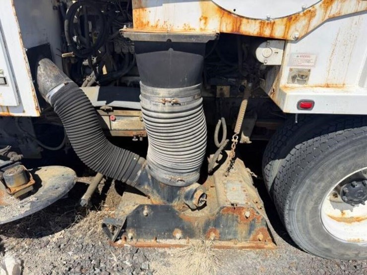 2004-freightliner-fc80-image-16