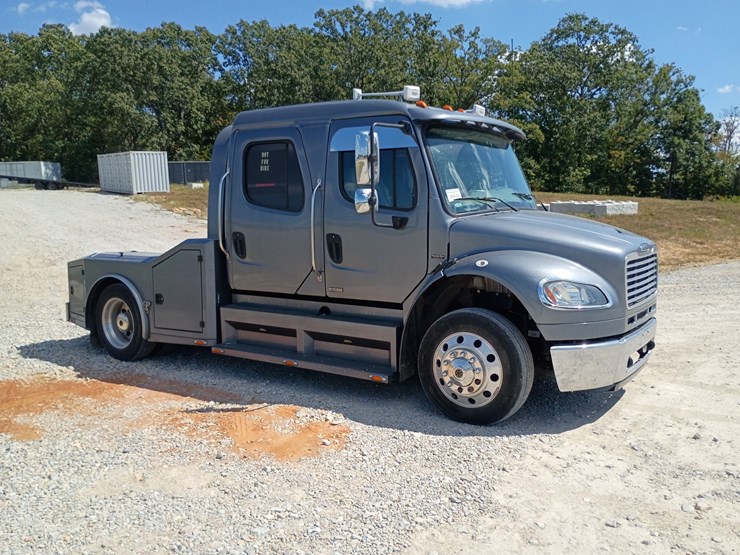 2007-freightliner-m2-106-image-12