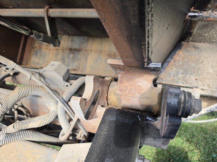 #25407-•-2005-volvo-vhd-quad-axle-dump-truck-image-40