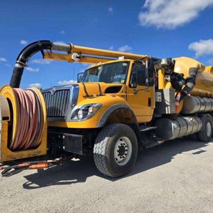 2011 VACTOR 2100