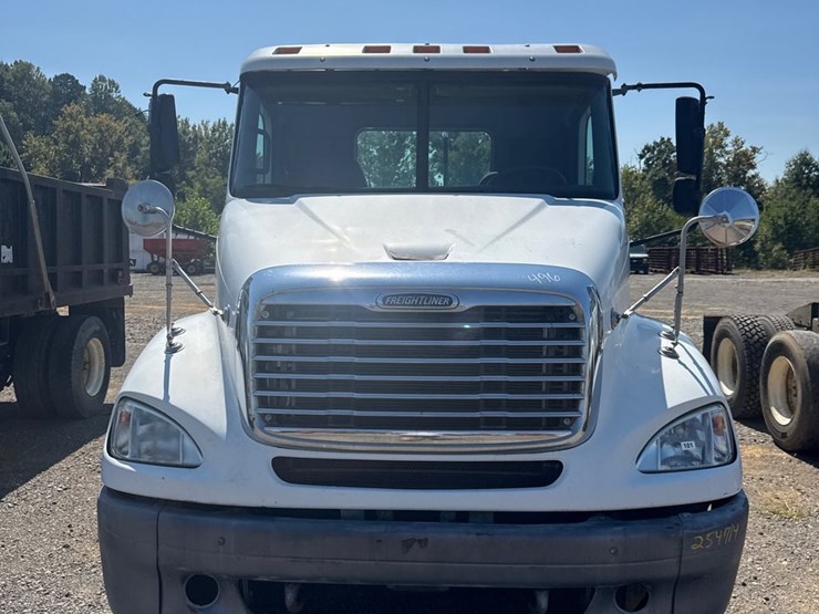 2004-freightliner-columbia-112-image-2