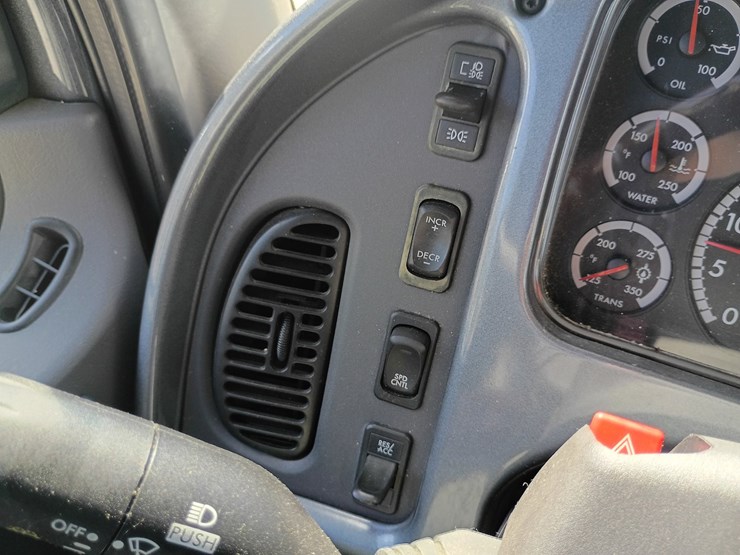 2007-freightliner-m2-106-image-69