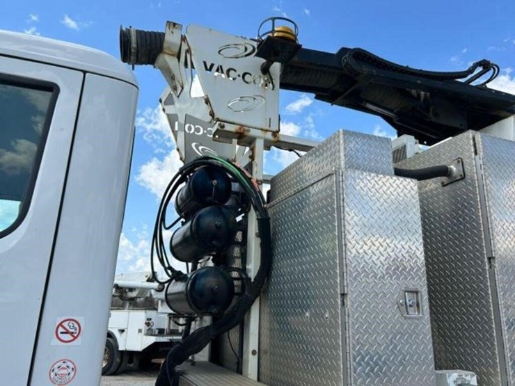 2014-peterbilt-567-image-36
