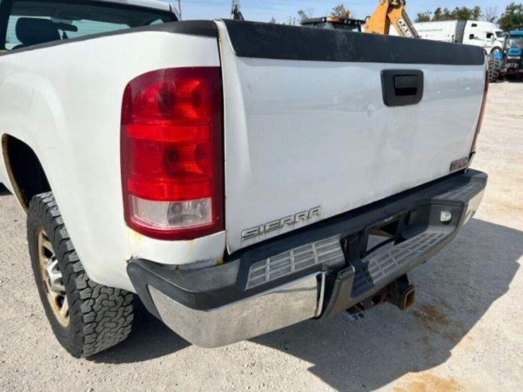2014-gmc-sierra-3500-image-56