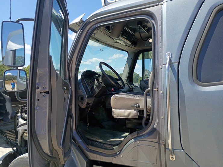 2007-freightliner-m2-106-image-32