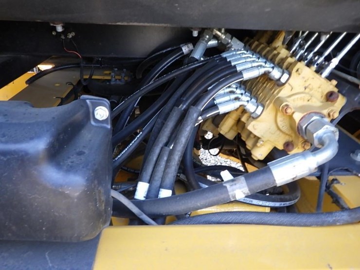 2019-deere-210l-image-16