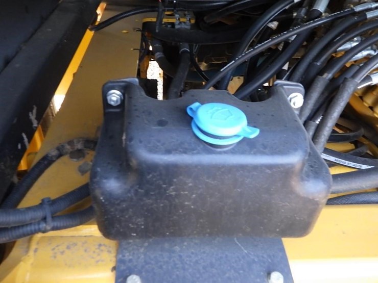 2019-deere-210l-image-17