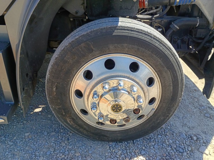2007-freightliner-m2-106-image-95