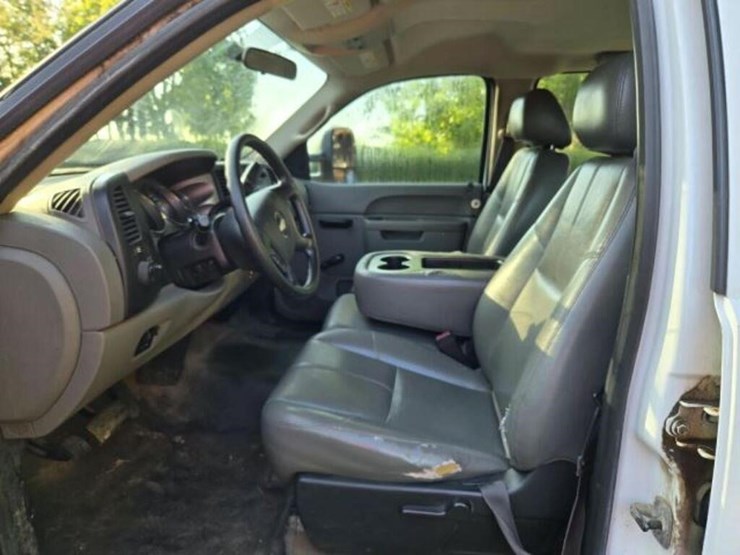 2014-chevrolet-3500-image-14