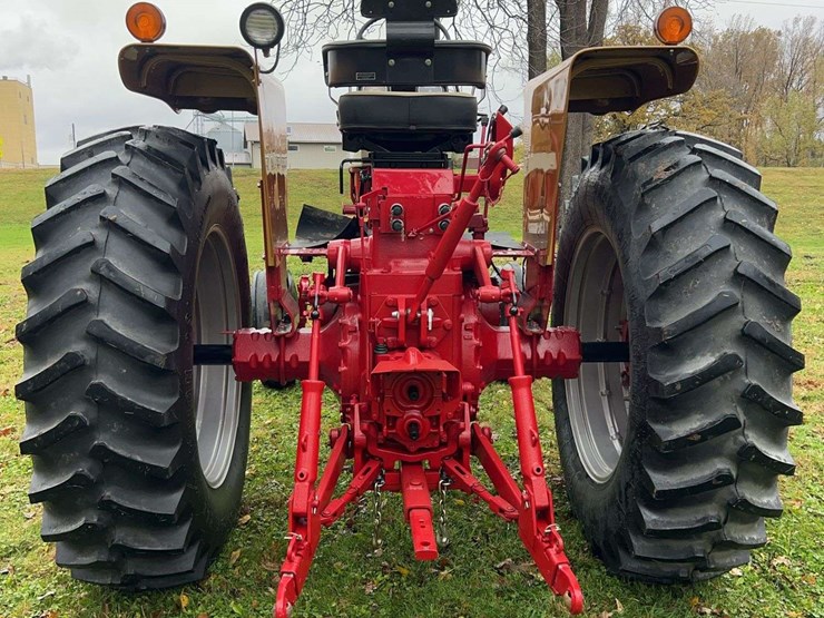 1970-farmall-826-diesel-row-crop-golden-demonstrator-image-4