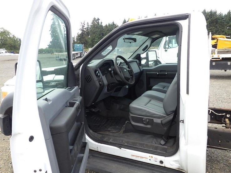 2016-ford-550-image-25
