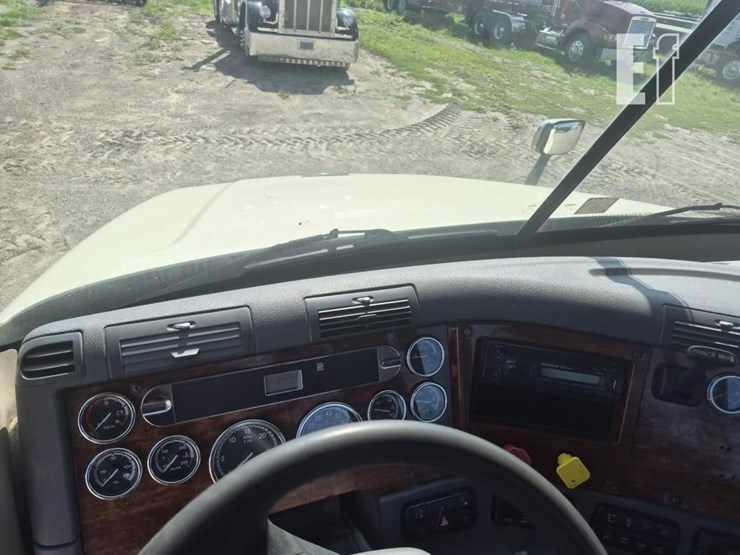 2013-freightliner-cascadia-125-image-15