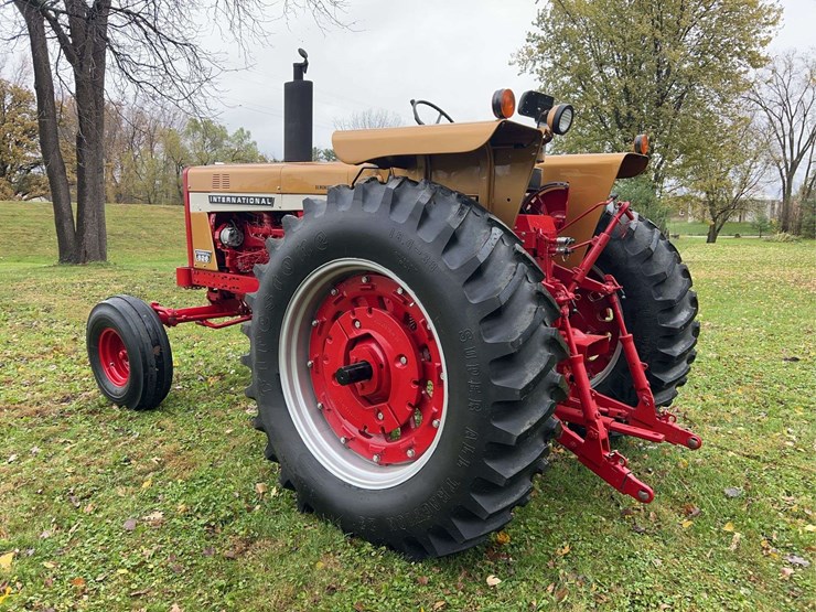 1970-farmall-826-diesel-row-crop-golden-demonstrator-image-3