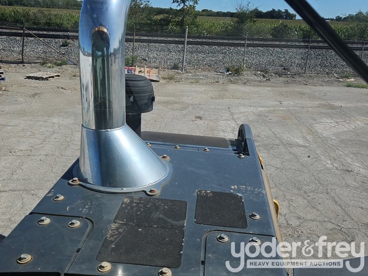 2017-deere-544k-image-39