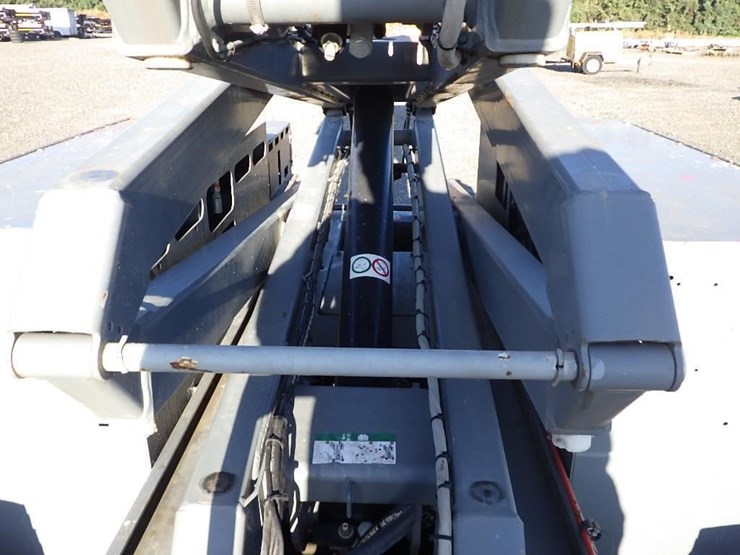 skyjack-sj6826rt-image-12