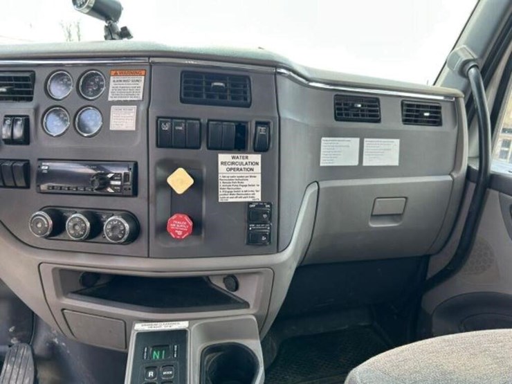 2014-peterbilt-567-image-18