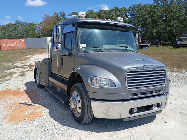 2007-freightliner-m2-106-image-13