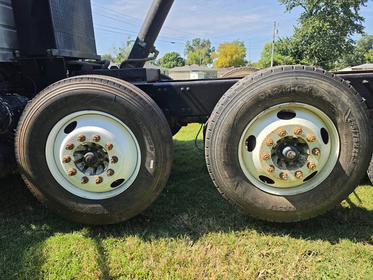 #25407-•-2005-volvo-vhd-quad-axle-dump-truck-image-107