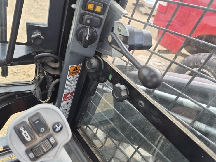 new-holland-l230-image-14