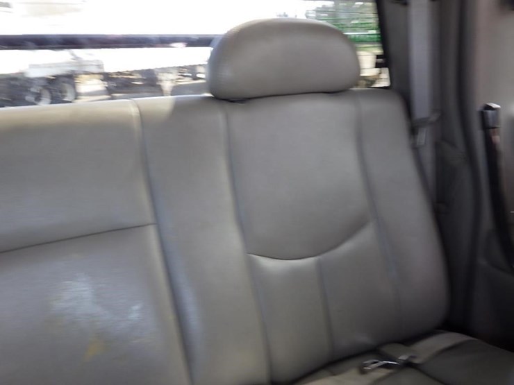 2004-chevrolet-2500hd-image-24