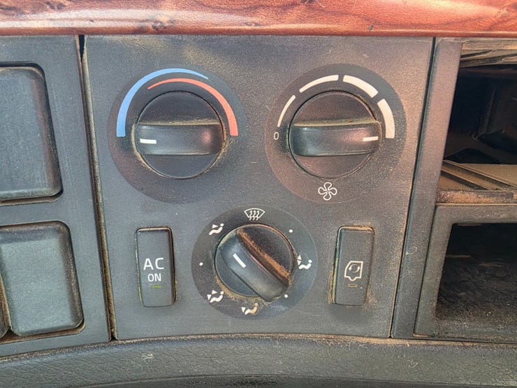 #25407-•-2005-volvo-vhd-quad-axle-dump-truck-image-96