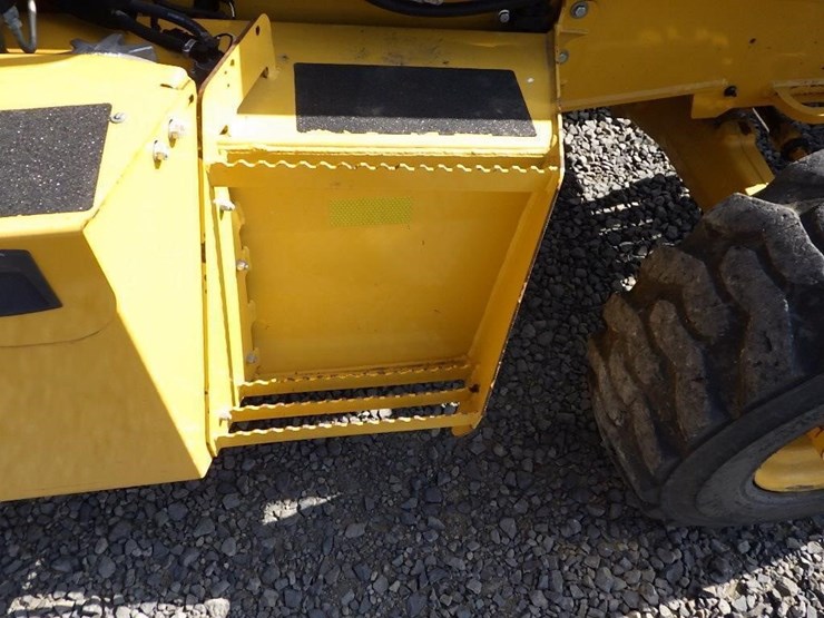 2019-deere-210l-image-25