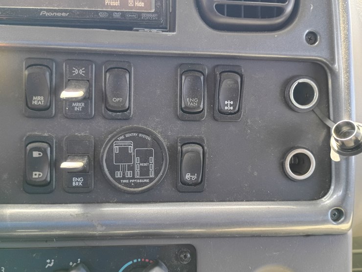 2007-freightliner-m2-106-image-51
