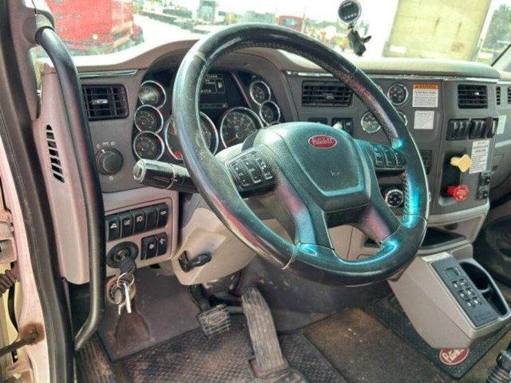 2014-peterbilt-567-image-22