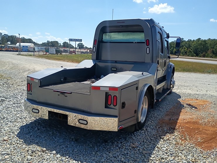 2007-freightliner-m2-106-image-8