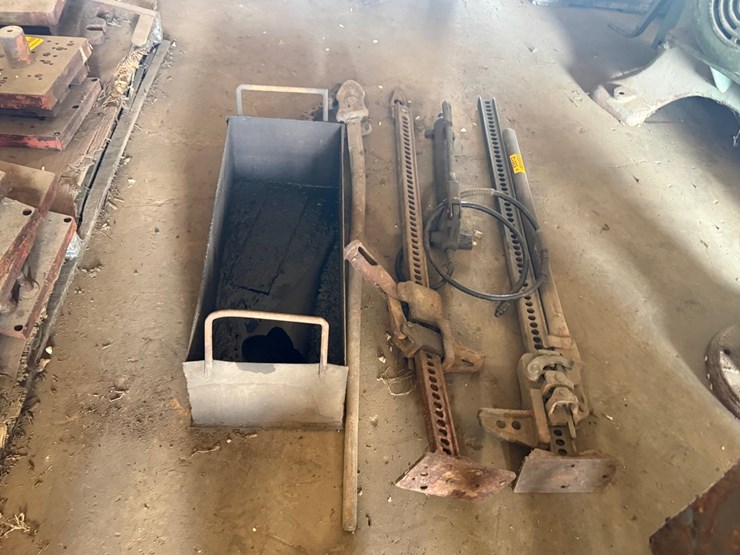 #53512-•-lot-of-handy-man-jacks,-and-oil-pan-inv#53512-image-4