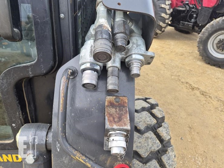 new-holland-l230-image-10