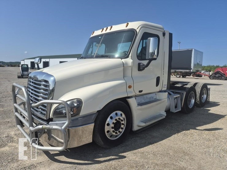2013-freightliner-cascadia-125-image-1