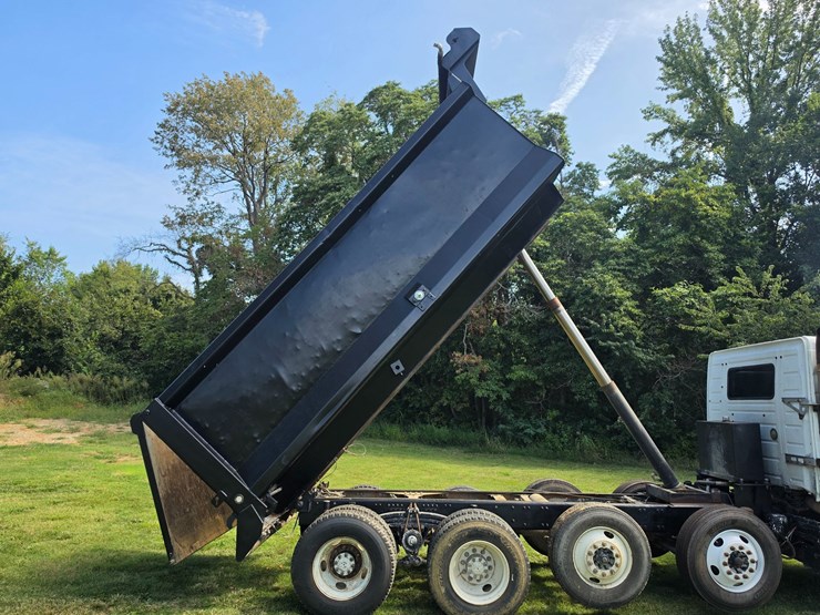 #25407-•-2005-volvo-vhd-quad-axle-dump-truck-image-24