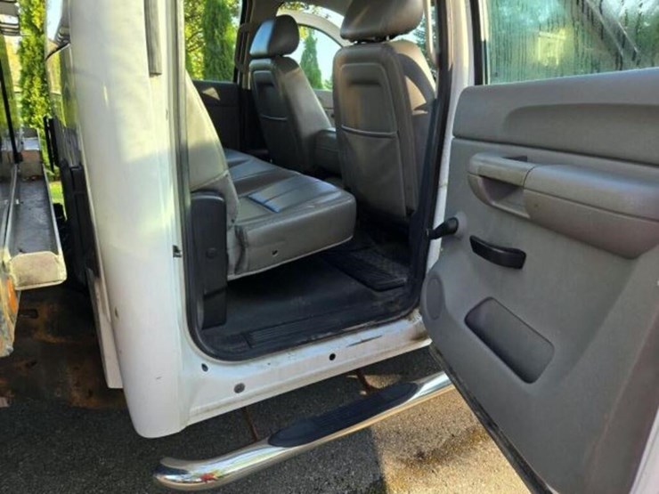 2014-chevrolet-3500-image-29