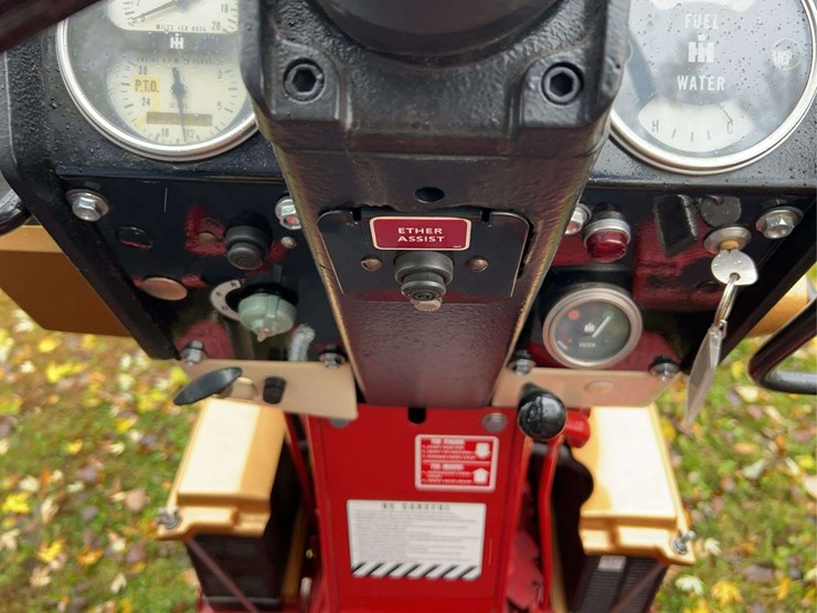 1970-farmall-826-hydro-diesel-row-crop-golden-demonstrator-image-65