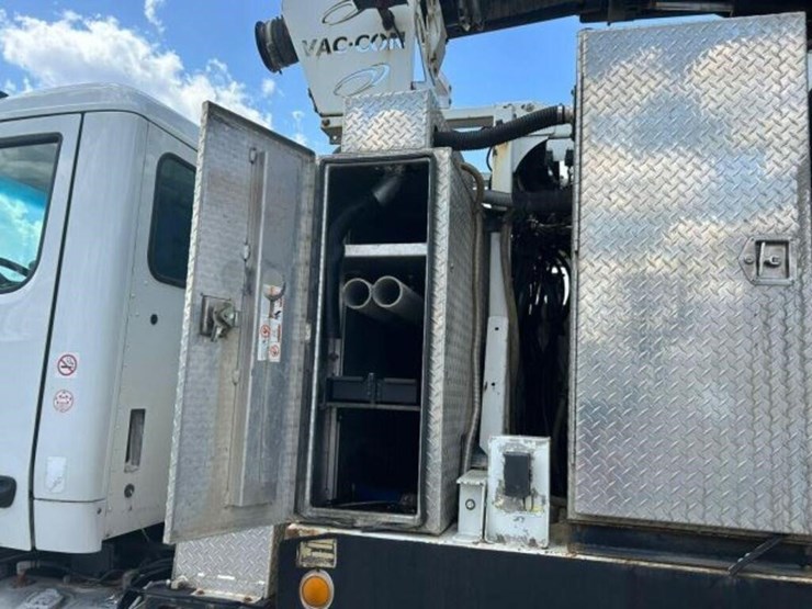 2014-peterbilt-567-image-47
