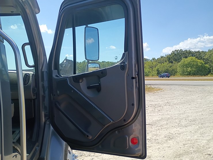 2007-freightliner-m2-106-image-44
