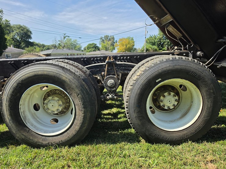 #25407-•-2005-volvo-vhd-quad-axle-dump-truck-image-115