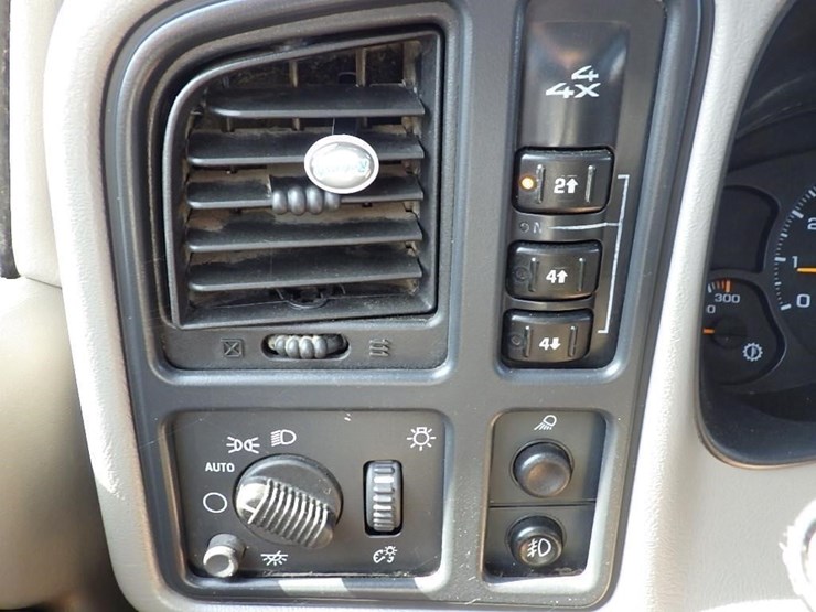 2004-chevrolet-2500hd-image-27