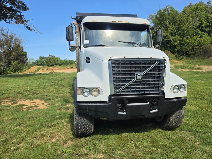 #25407-•-2005-volvo-vhd-quad-axle-dump-truck-image-18