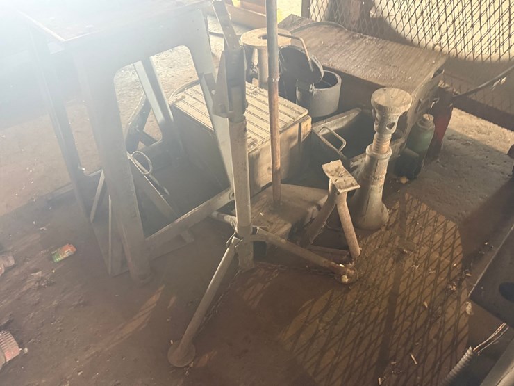 #53533-•-lot-of-stands,-fan-&-miscellaneous-inv#53533-image-8