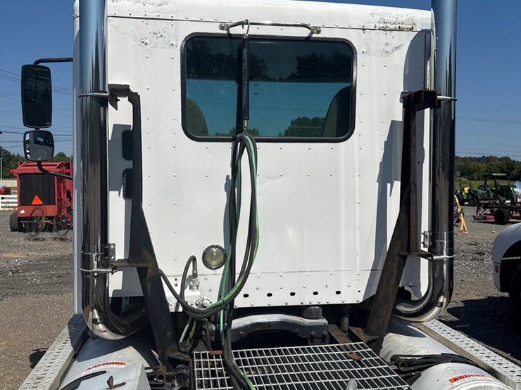2004-freightliner-columbia-112-image-6