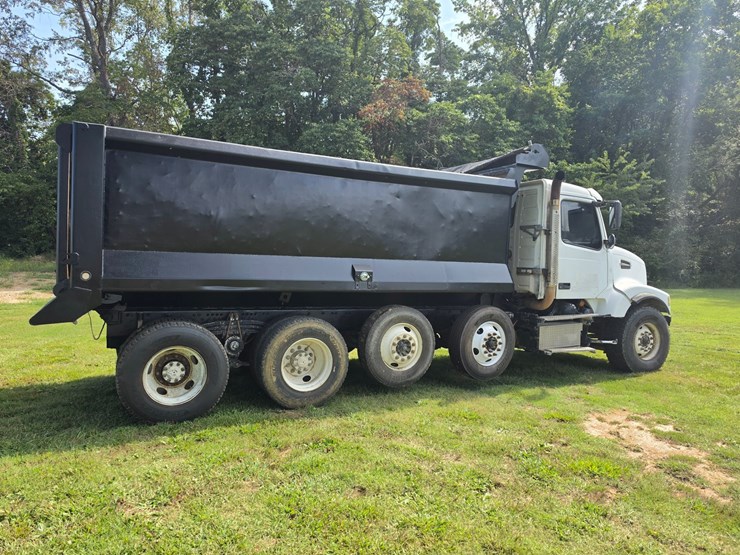 #25407-•-2005-volvo-vhd-quad-axle-dump-truck-image-12