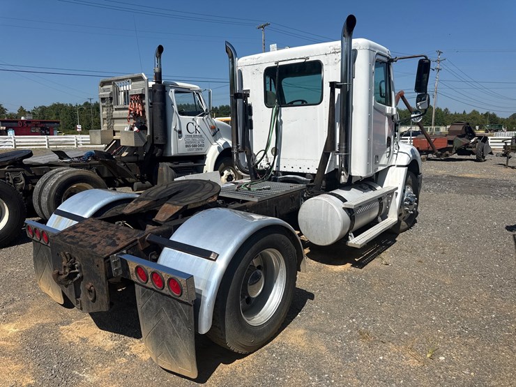2004-freightliner-columbia-112-image-4